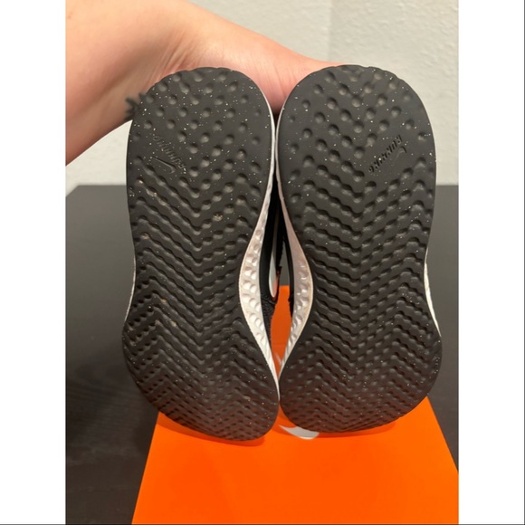 Little Boys Nike Revolution 5 Sneakers - Picture 7 of 7